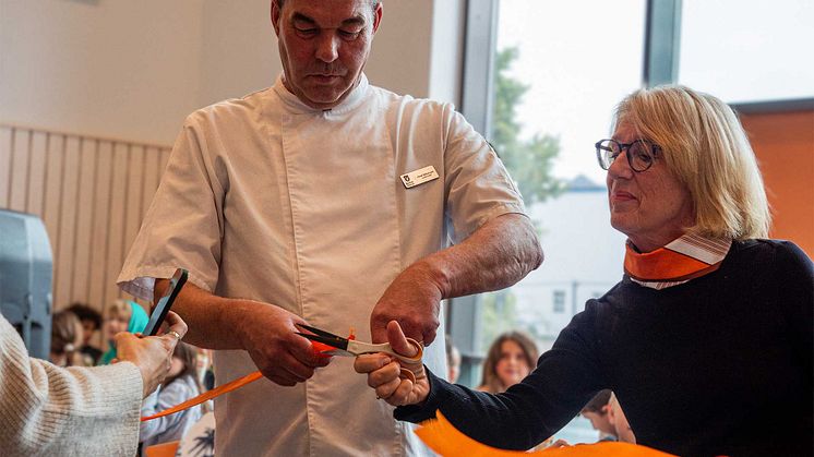 Skolrestaurangen invigdes med bandklippning! Från vänster: Jonas Bjälkengren, enhetschef Måltid, Inger Ljungbro Bengtsson, rektor.