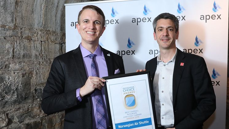 Philip Allport, Norwegian Director of Communications UK and Ireland, accepts the award APEX award from Joe Leader, CEO of APEX