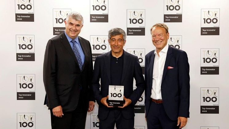(v.l.n.r.) Dr. Markus Warncke, Ranga Yogeshwar und Dr. Peter Delwing bei der TOP 100-Verleihung in Frankfurt (Quelle: KD Busch / compamedia)