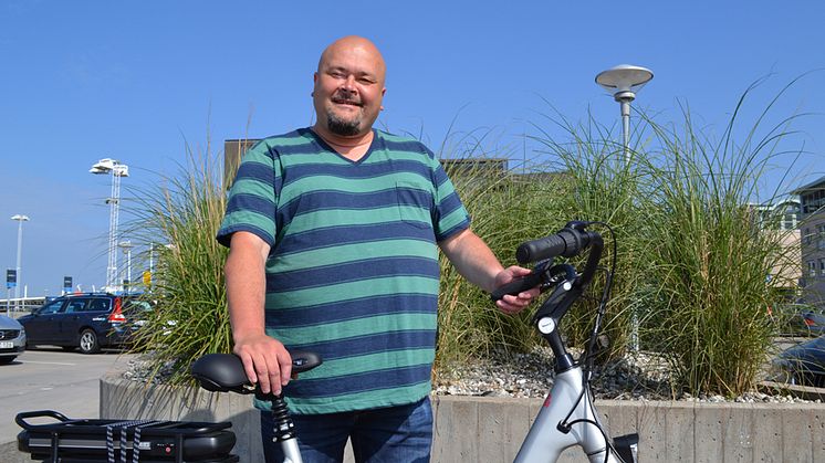 Patrik Lind Osburg vann en elcykel och ska börja cykla till och från jobbet i Viken. Foto: Eva Sunnerås