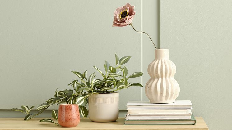 Überzeugen durch ihr cleanes und gradliniges Design: Kerze HARRY, Blumentopf RAYMOND und Vase THORE. 