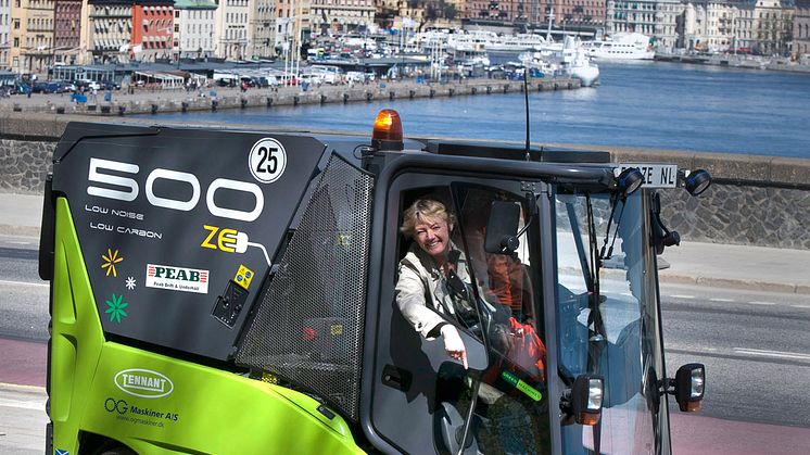 Ulla Hamilton (M): Ny eldriven sopmaskin testas på gång- och cykelstråk