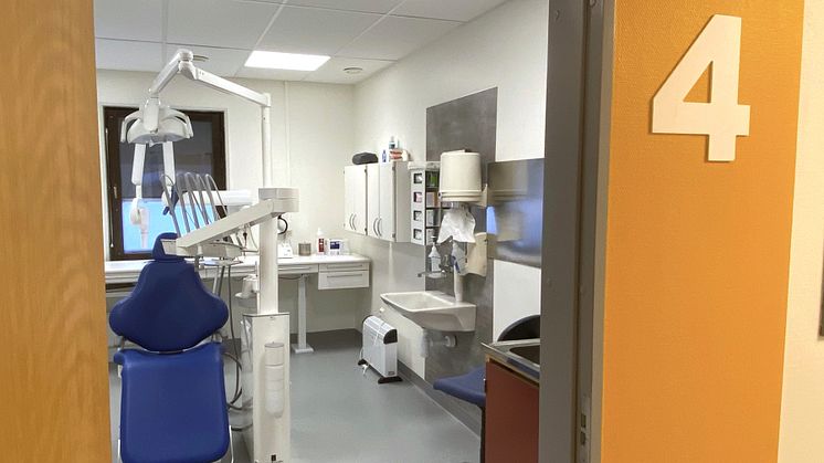 Tillsammans med ett nytt behandlingsrum har Folktandvården Vännäs även fått en ny tandläkare och renoverad reception.