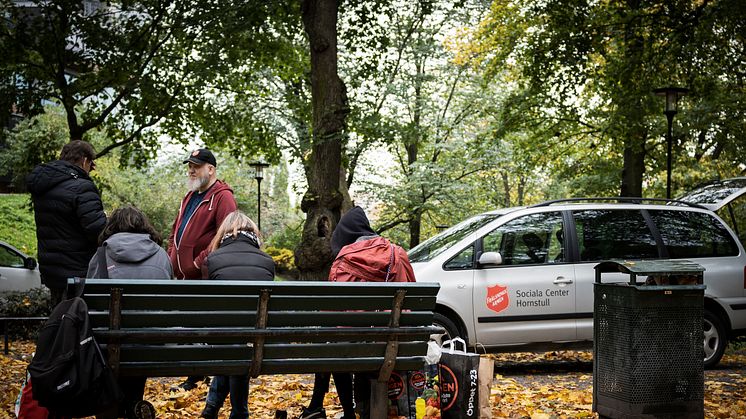 Varje tisdag åker Frälsningsarméns uppsökarteam i Stockholm ut med en buss till platser där personer i utsatthet finns, för att söka kontakt och erbjuda stöd. Foto: Jonas Nimmersjö