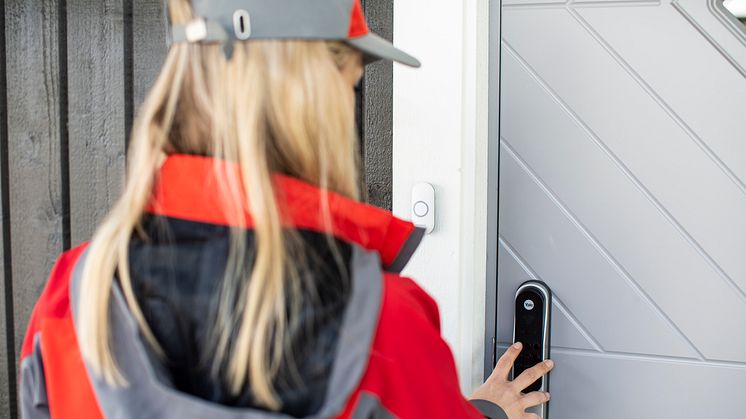 Har du digital dørlås kan postbudet levere pakken innenfor døren din. FOTO: Petter Sørnæs / Posten