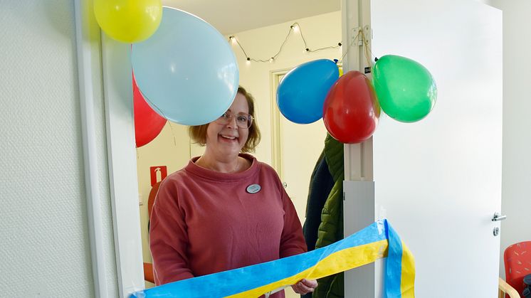 Lina Larhult, ordförande i barn- och ungdomsnämnden klippte bandet och förklarade öppna förskolan invigd.