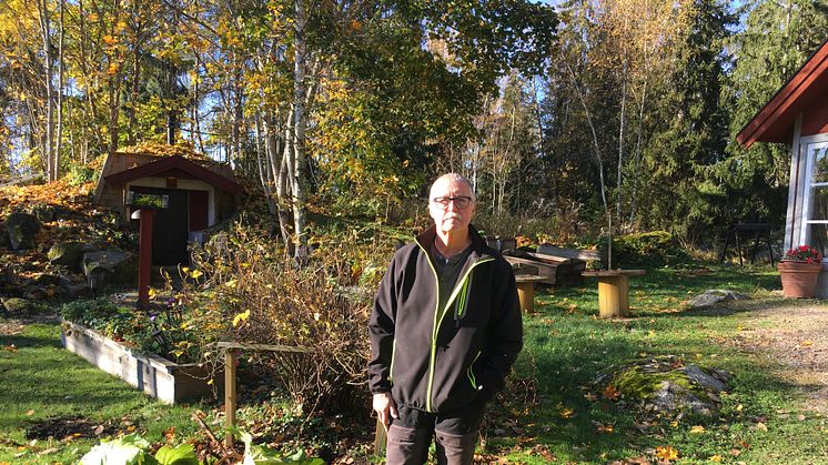 Janne Törnberg, pensionerad gatuchef i Västerås, hemma på gården i Möklinta, en bra bit från Västerås intensiva stadstrafik