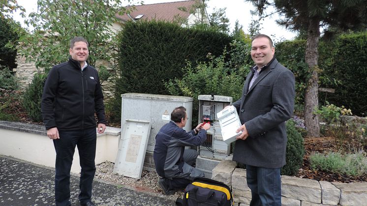 Neben dem Bürgermeister Ronny Beck (re.) ist auch der zuständige Kommunalmanager der Bayernwerk Netz GmbH, Christian Ziegler (li.), bei der Installation von insgesamt fünf intelligenten Messsystemen in der Gemeinde Lauter vor Ort.