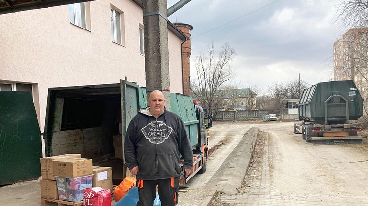 Trafiklärare Pär Dahlstedt vill köra ner flera minibussar som kan användas som ambulanser i Ukraina.