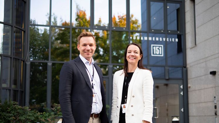 Nina Kristoffersen er ny CFO i Azets Norge, her sammen med adm. direktør Runar Leite utenfor Azets sitt norske hovedkontor på Skøyen.