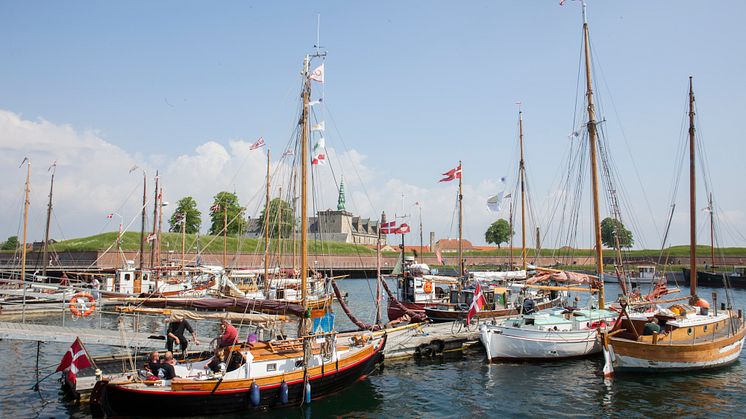 (foto_Siw_Aldershvile) Lørdag: Mens gamle træskibe fra kapsejladsen 'Øresund på langs' anløber Helsingør Havn, er alle landkrabber inviteret til gratis maritime oplevelser fra sejlads til sømandssange, rebslagning og besøg på vaskeægte skibe. 