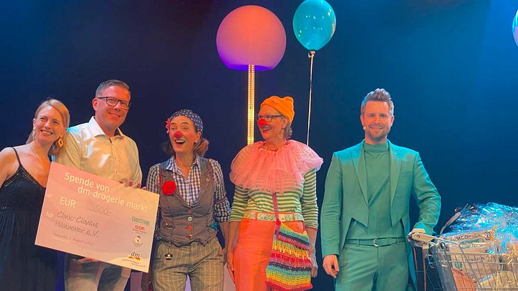 Doppelter Erfolg: dm spendet 3.500 Euro an die Clinic-Clowns Hannover – dm-Family-Magic-Show mit Cody Stone verzauberte das Publikum