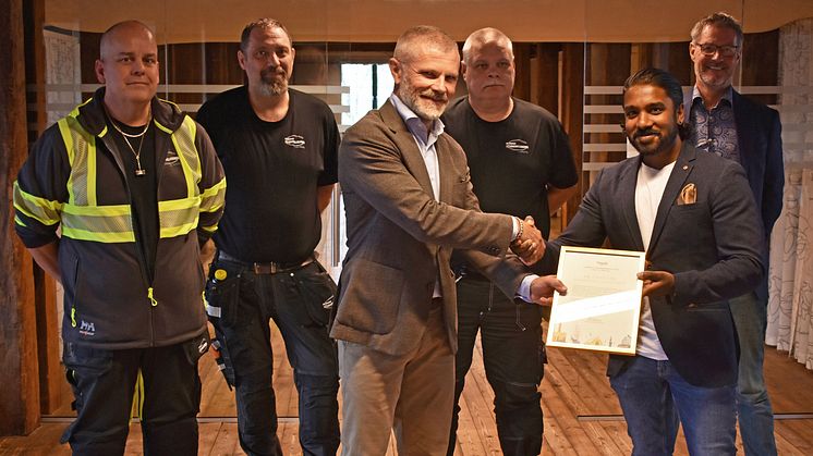 Priset togs emot av Robin Örtegren, projektledare på Tingstad Rörinstallationer, tillsammans med medarbetare.