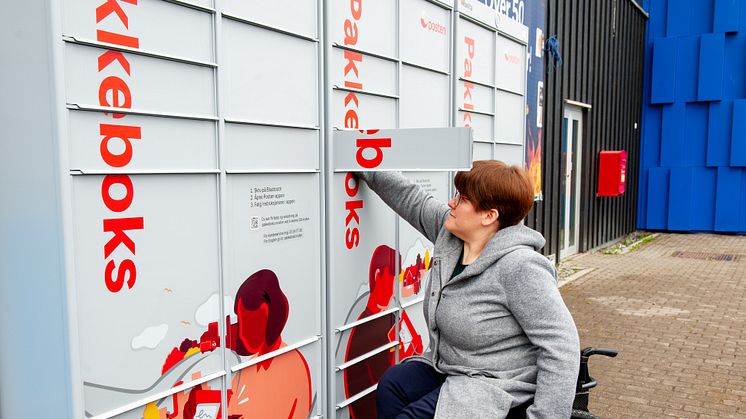 NY TJENESTE: Nå kan man selv velge hvor pakkene blir levert i Pakkeboks. Tjenesten er beregnet for personer med behov for tilrettelagte tjenester, slik som for eksempel rullestolbrukere. FOTO: Posten