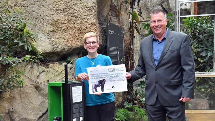 Tierpflegerin Kerstin Genille vom Zoologischen Garten Rostock gGmbH mit Ronald Kaltwasser, Niederlassungsleiter M-V, Veolia Umweltservice Nord GmbH, bei der feierlichen Scheckübergabe im Darwineum im Zoologischen Garten Rostock.