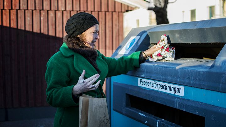 Julklappspapper, sillburkar, ljusstumpar och julgran. På julen uppstår mycket avfall. Försöka att minska det och sortera det som blir.  Foto: Johanna Montell