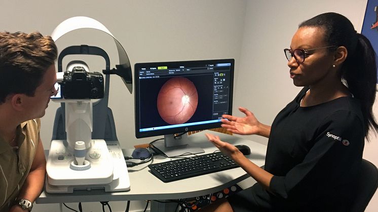 Synoptik fördjupar satsningen på ögonhälsa – erbjuder sina optiker DO-utbildning på Karolinska