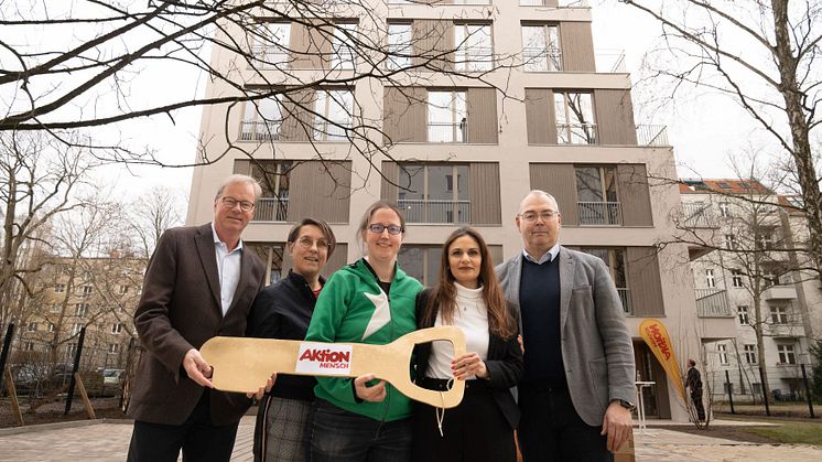 v.l.n.r. Armin v. Buttlar und Christina Marx (Aktion Mensch) mit zwei zukünftigen Bewohnerinnen und Harald Thiel (Stephanus-Stiftung) bei der Einweihung des inklusiven Wohnhauses in Berlin-Wilmersdorf - Copyright: Bernd Schönberger/ Aktion Mensch