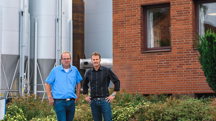 Anders Tålsgård, projektledare på Pemco Energi och Robert Stade, fabrikschef Peterson Packaging i Norrköping. Fotograf: Crille