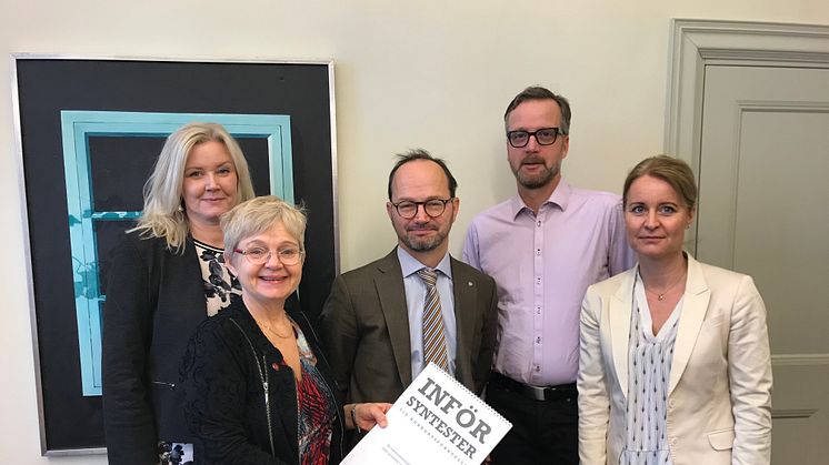 Från vänster: Marie Nordén och Monica Green NTF, Infrastrukturminister Tomas Eneroth, Universitetslektor  Rune Brautaset och Lottie Funck Ekelund Synoptik. 