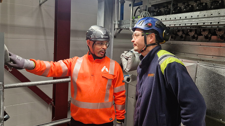 Advens driftingenjör Emmanuel Johansson och Nouryons processoperatör Jerry Johansson jobbar på Nouryon i Kvarntorp som nu ökar sin kapacitet, minskar sin energiförbrukning och då även koldioxidutsläppet som minskar med över 90 procent.