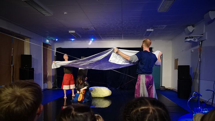 Föreställningen "Friktion – Hur känns det?" av Ingrid Olterman Dans ges för årskurs 1 i Sjöviksskolan.