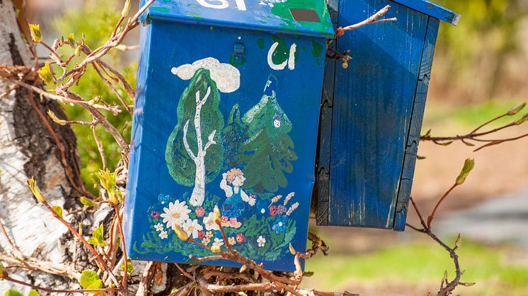 Full postkasse, tom søppeldunk og mørkt hus er sikre tegn på at ingen er hjemme i påsken. – Få noen til å tømme postkassen mens du er borte, råder Storebrand. Foto: Colourbox