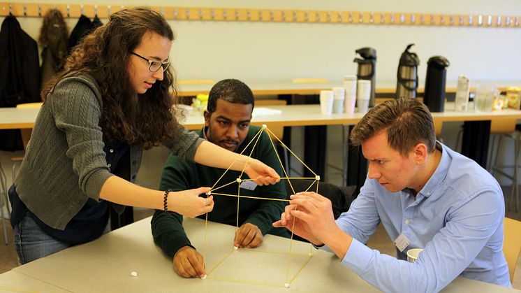Med hjälp av spaghetti och marshmallows var ett första uppdrag att bygga ett så högt torn som möjligt. Då gäller det att hjälpas åt och samarbeta.