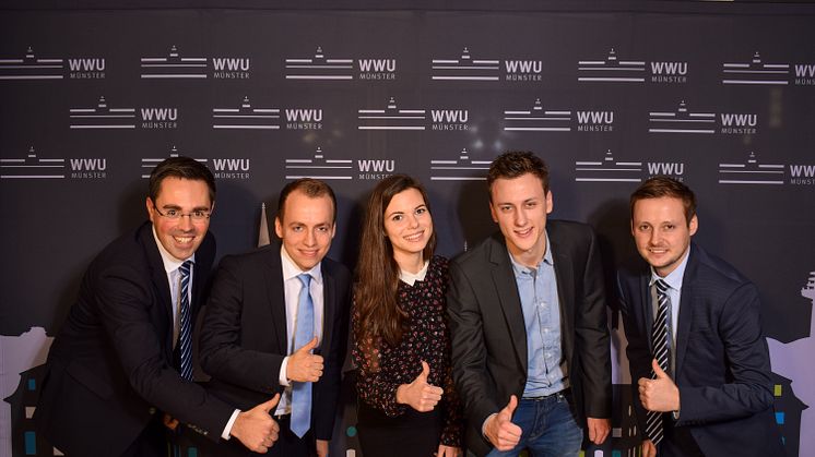 von links nach rechts:  Alexander Hohaus, apoBank Personalmarketing, Jan Lakämper, Ekatarina Taranova, Björn Schulte gen. Tillmann, Daniel Schmitz, apoBank Personalmanagement; Foto: WWU/Thomas Mohn