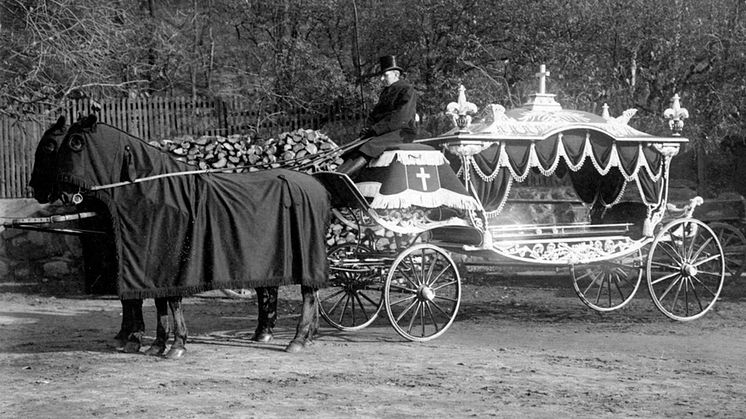 Foto: Kulturmagasinet. Begravningsvagn från slutet av 1800-talet som visas i Öppet magasin.