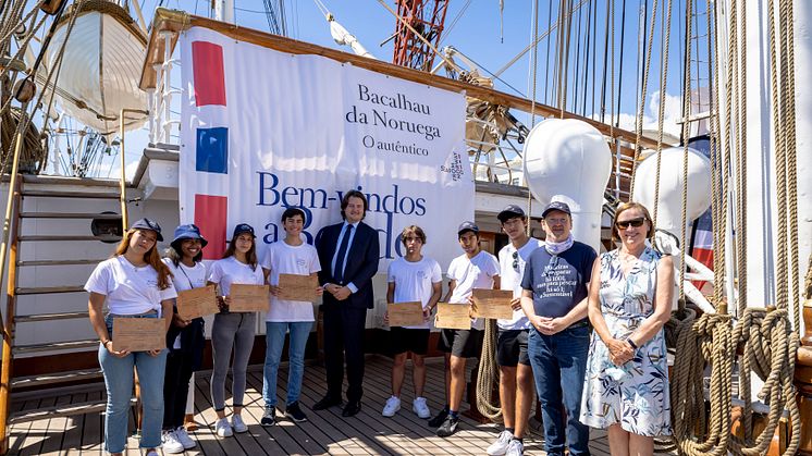 Studentene ombord Statsraad Lehmkuhl sammen med statssekretær JensFrølich Holte, ambassadør tove Bruvik Westberg og sjømatutsending Johnny Thomassen.