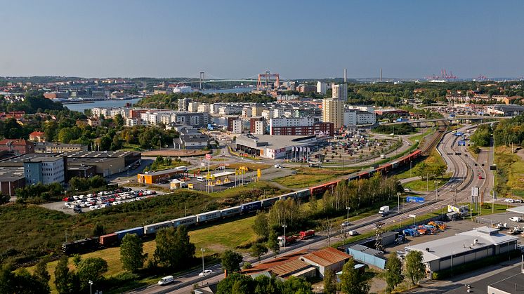 Hamnbanan är en av Sveriges viktigaste järnvägslänkar och gör det möjligt för godstrafik, från hela Norden, att nå Skandinaviens största hamn. 