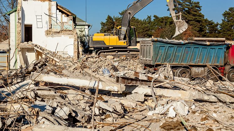 Mit dem frischen CAT 340 UHD wird es leichter hohe Bauwerke abzubrechen