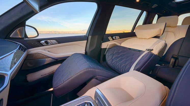 BMW-X7-ZeroG-Lounger