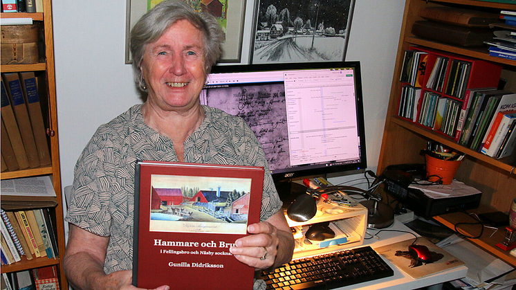 Gunilla Didriksson med den nya boken. Foto: Jennie Einarsson (LindeNytt)