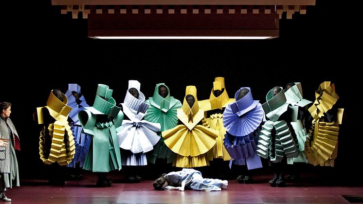 Henrik Vibskov, kostumer til Madama Butterfly af Hotel Pro Forma, 2017