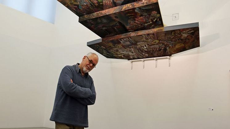 Sighard Gille vor seinem Modell für die Ausmalung der Decke des Leipziger Gewandhauses im Museum der bildenden Künste Leipzig