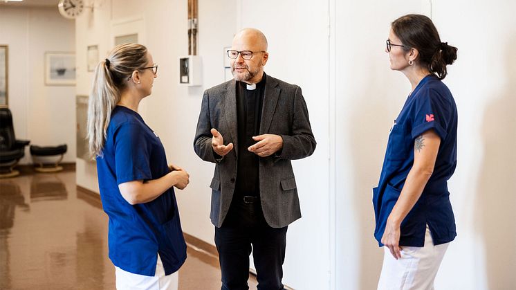 Direktor Stefan Nilsson i samtal med medarbetare på Ersta sjukhus. 