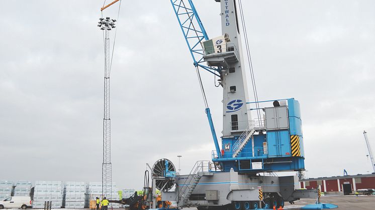 Pilotprojektet: Den första Svenska Midstream-installationen! En 27m-mast med 12st Titan 560 reses i Oskarshamns hamn