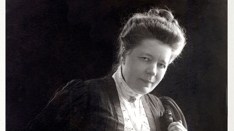 Bilden på Selma Lagerlöf är tagen 1906 och är från Mårbackastiftelsens arkiv. Idag på hennes födelsedag, 20 november, vill Sunne kommun hedar hennes minne och den viktiga kampen hon förde för kvinnors rösträtt.