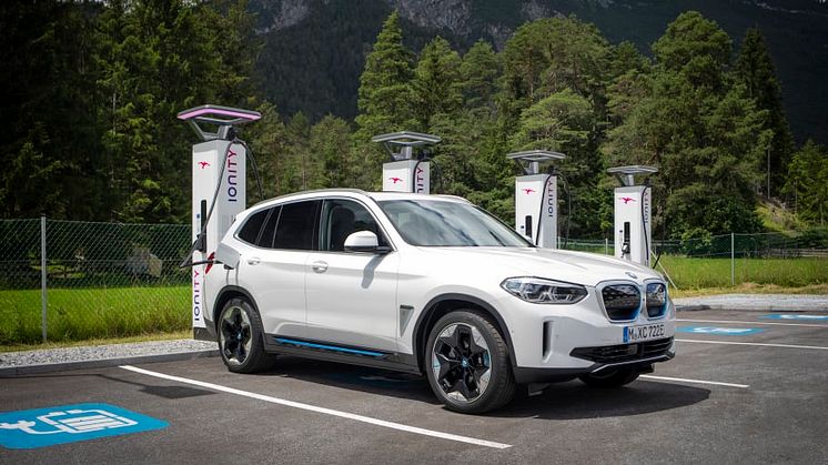 BMW:n sähköautojen latauspalveluverkosto avautuu Suomessa