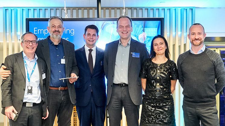 Glada representanter från Microsoft, Sigma och Karolinska Institutet vid prisutdelningen på Microsofts årliga konferens European Health and AI Summit i Bryssel.