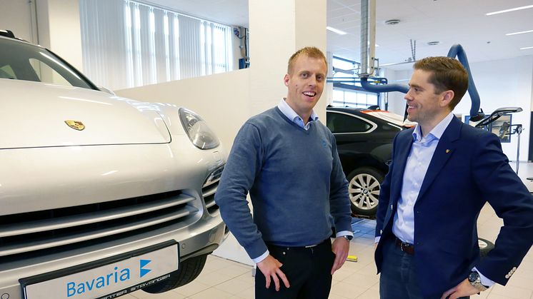 Porsches strenge kvalitetskrav til karosseriverksted innfridd i Norge for første gang; f.v. Roy Edland, Bavaria og Øyvind Duvaland, Porsche