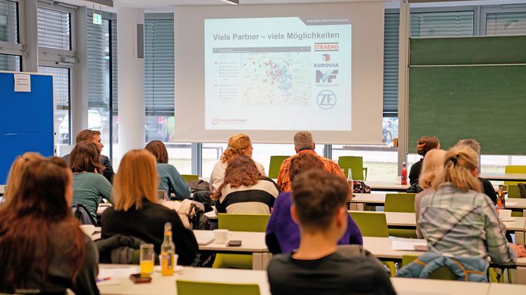 Mit etwa 80 Praxispartner/-innen und Hochschulangehörigen inkl. studentischer Beteiligung war das jährlich stattfindende 2. Netzwerktreffen Duales Studium sehr gut besucht. Bild: Sebastian Stoye /TH Wildau 