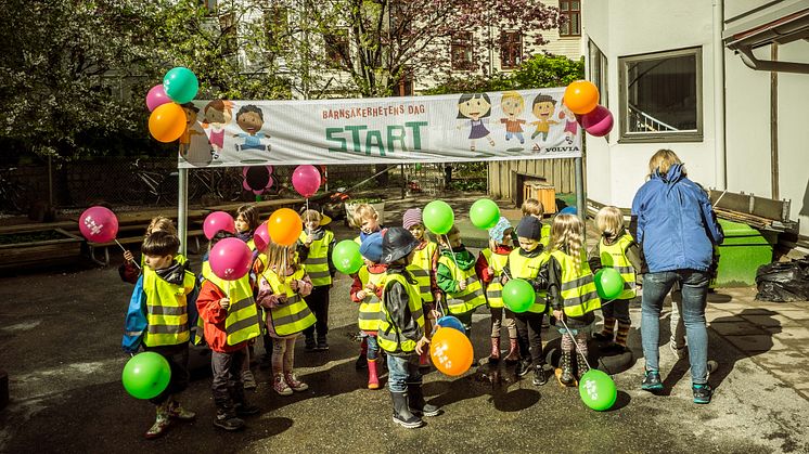 Förskolebarn över hela landet marscherar idag baklänges för sin rätt att sitta säkert i bilen