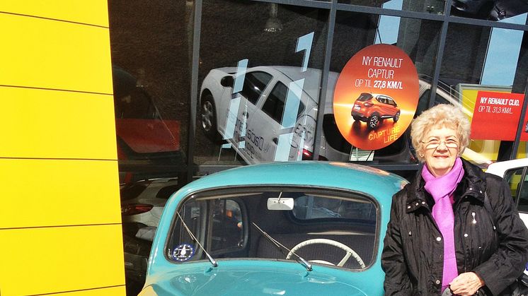 Jenny og den lille lyseblå Renault - måske Danmarks mest loyale Renault kunde