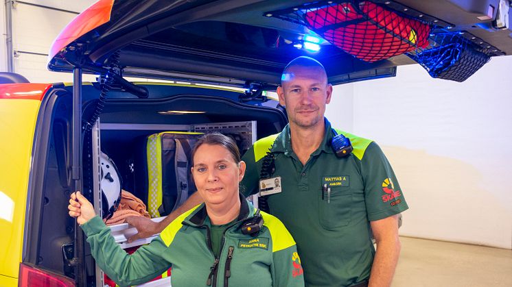 Mattias Ander, ambulanssjuksköterska, och Anna Isaksson, psykiatrisjuksköterska, gör sig redo inför kvällens arbetspass i PAP-enheten.