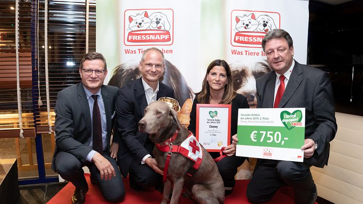 Hermann Aigner übergibt den goldenen Fressnapf an Familie Panzenböck und den tierischen Held Clooney
