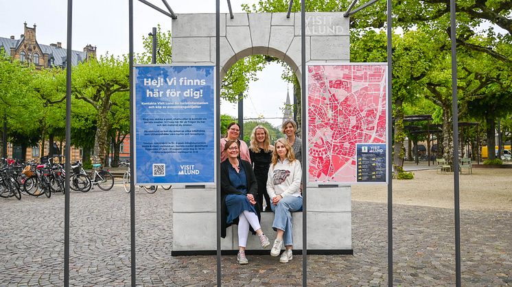 Visit Lunds värdskapsteam är redo för sommarsäsongen i ny pop-up som fått namnet Glimt. Stående från vänster Helena Görtz, Sara Skjutare och Jenny Larsson, sittande Susanne Green och Johanna Beverhjelm.