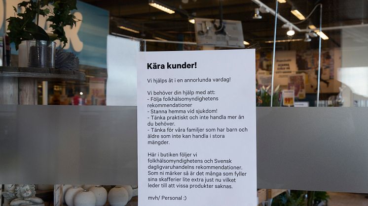 Alla påverkas av pandemin på olika sätt. Matbutiker har tomma hyllor när Malmöbor hamstrar toalettpapper, pasta och ris. Foto: © Andreas Nilsson / Malmö Museer.